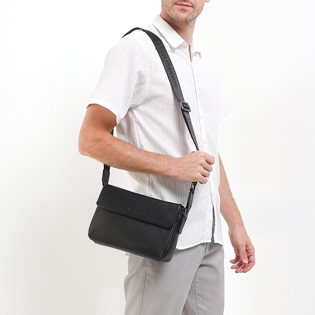 Walley Messenger Bag In Black