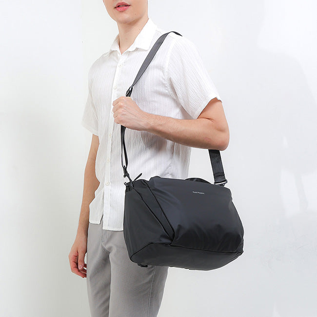 Zariah Messenger Bag In Black