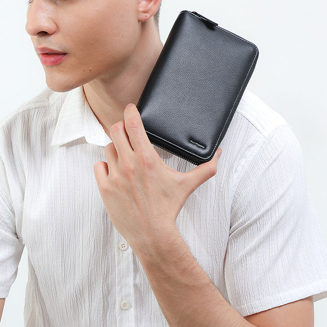 Jiro Passport Zip H In Black