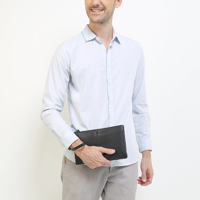 Shelton Clutch In Black