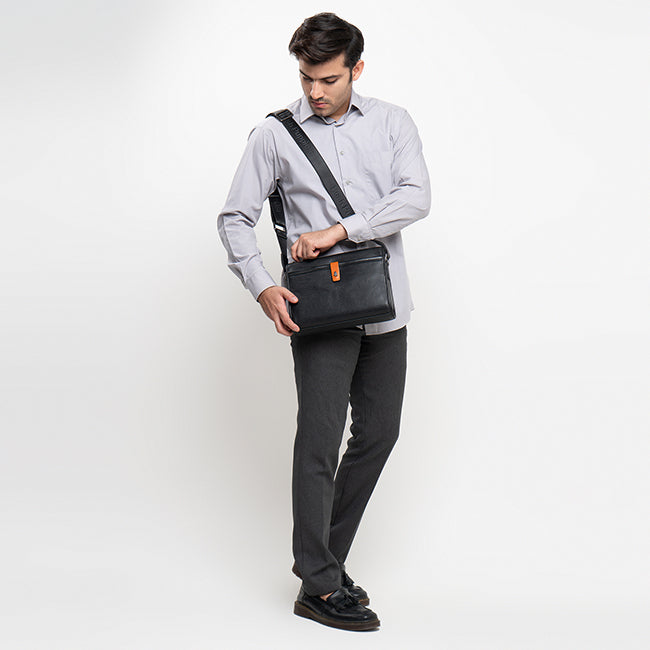 Anthony Messenger Bag In Black