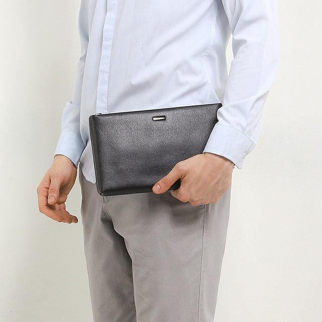 Ramee Clutch In Black